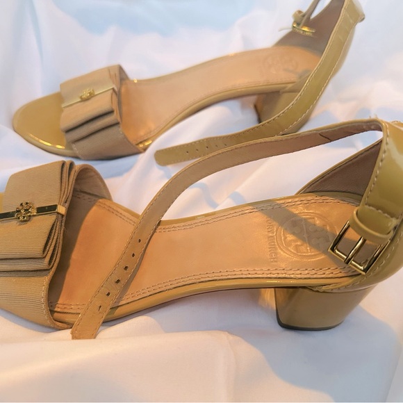 Tory Burch Trudy Nude Patent Bow Sandals - Picture 7 of 12